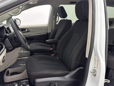 Used 2024 Chrysler Voyager LX FWD image 21