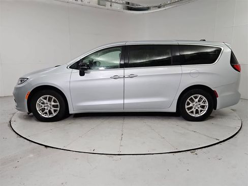 Used 2024 Chrysler Pacifica Touring-L image 3