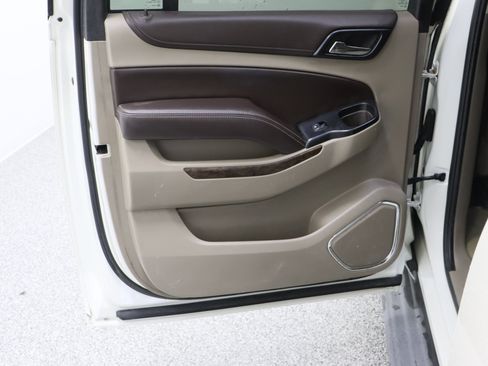Used 2015 Chevrolet Suburban LT RWD image 24