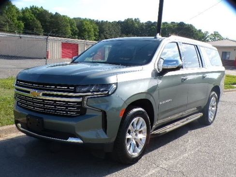Used 2023 Chevrolet Suburban Premier RWD image 2