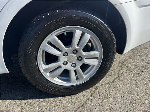 Used 2014 Chevrolet Sonic LT image 9