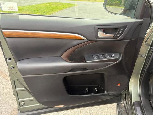 Used 2019 Toyota Highlander Limited Platinum AWD/4WD image 21