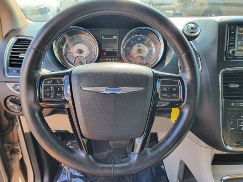 Used 2014 Chrysler Town & Country Touring-L FWD image 16