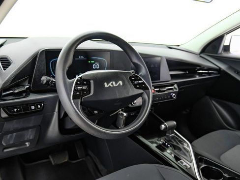 Used 2024 Kia Niro LX image 12