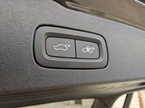 Used 2025 Volvo V60 B5 Cross Country Plus image 29