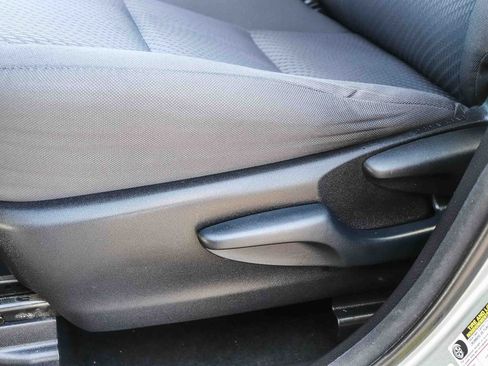 Used 2017 Toyota Highlander LE w/ Carpet Mat Package FWD image 27