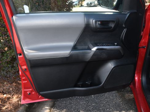 Used 2017 Toyota Tacoma TRD Sport image 9