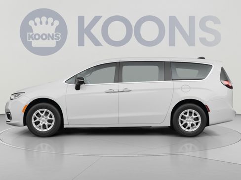 Used 2024 Chrysler Pacifica Touring-L FWD image 2