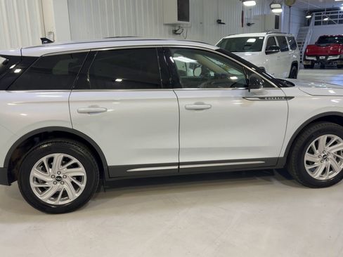 Used 2025 Lincoln Corsair AWD image 2