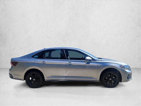 Used 2023 Volkswagen Jetta SE w/ Panoramic Sunroof Package image 4