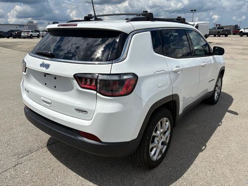 Used 2022 Jeep Compass Latitude w/ Sun and Sound Group AWD/4WD image 3