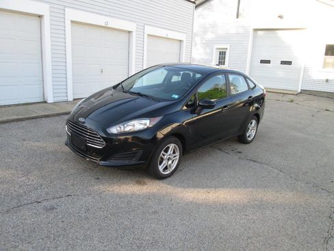Used 2017 Ford Fiesta SE image 2