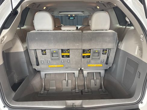 Used 2011 Toyota Sienna XLE AWD/4WD image 29