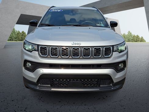 Used 2024 Jeep Compass Latitude AWD/4WD image 2