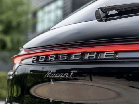 Certified 2023 Porsche Macan Turbo image 14