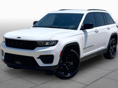 Used 2022 Jeep Grand Cherokee Altitude AWD/4WD image 2