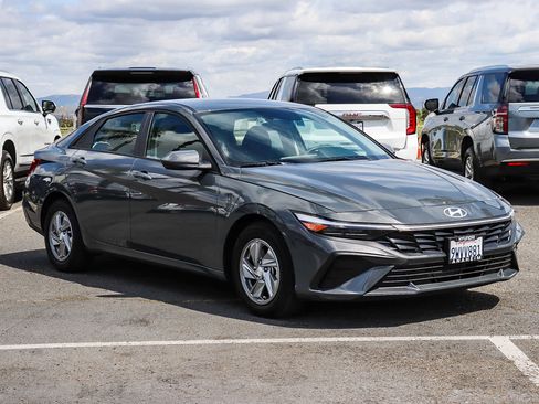 Used 2025 Hyundai Elantra SE w/ Cargo Package FWD image 3