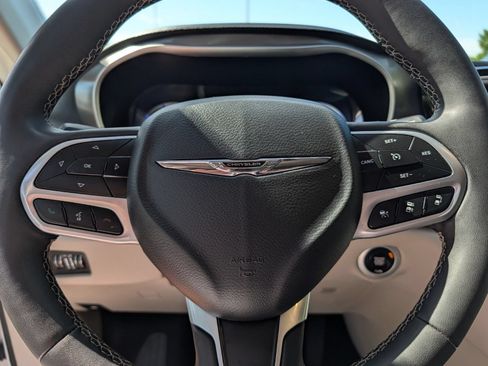 Used 2023 Chrysler Pacifica Touring-L FWD image 27