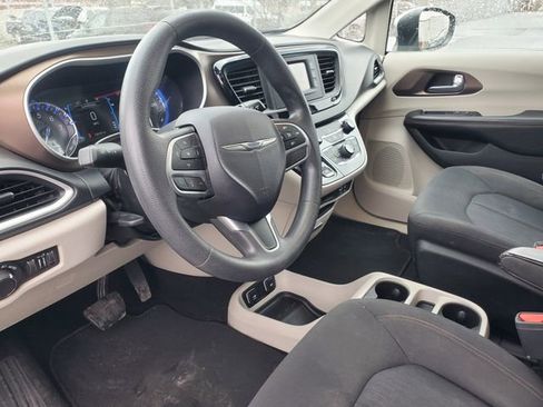 Used 2017 Chrysler Pacifica Touring image 17