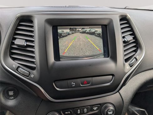 Used 2019 Jeep Cherokee Latitude Plus w/ Comfort/Convenience Group AWD/4WD image 28