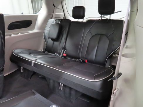 Used 2024 Chrysler Pacifica Limited FWD image 14