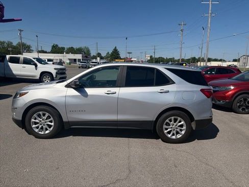 Used 2020 Chevrolet Equinox LS w/ LS Convenience Package FWD image 3