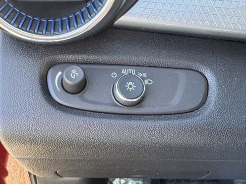 Used 2025 Chevrolet Trax LT w/ LT Convenience Package image 24