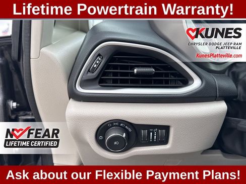 Used 2023 Chrysler Pacifica Touring-L image 17