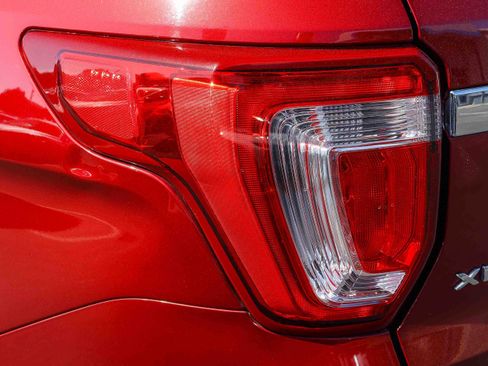 Used 2019 Ford Explorer XLT image 28