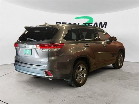 Used 2017 Toyota Highlander image 8