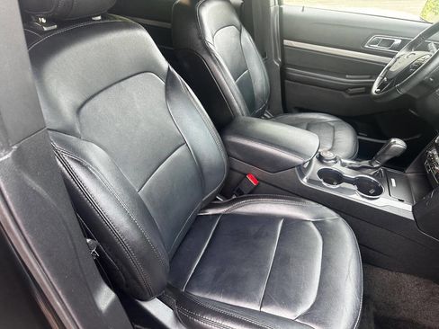 Used 2018 Ford Explorer XLT w/ Equipment Group 202A AWD/4WD image 17