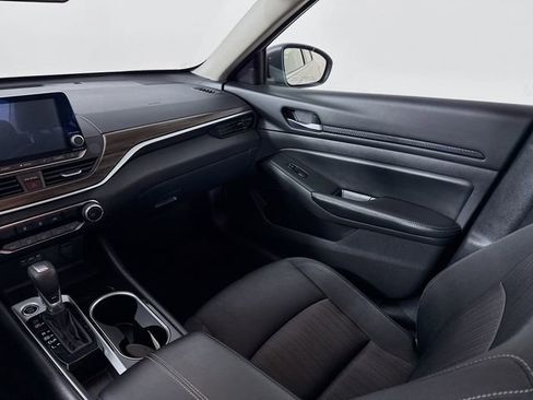 Used 2024 Nissan Altima 2.5 SV FWD image 19