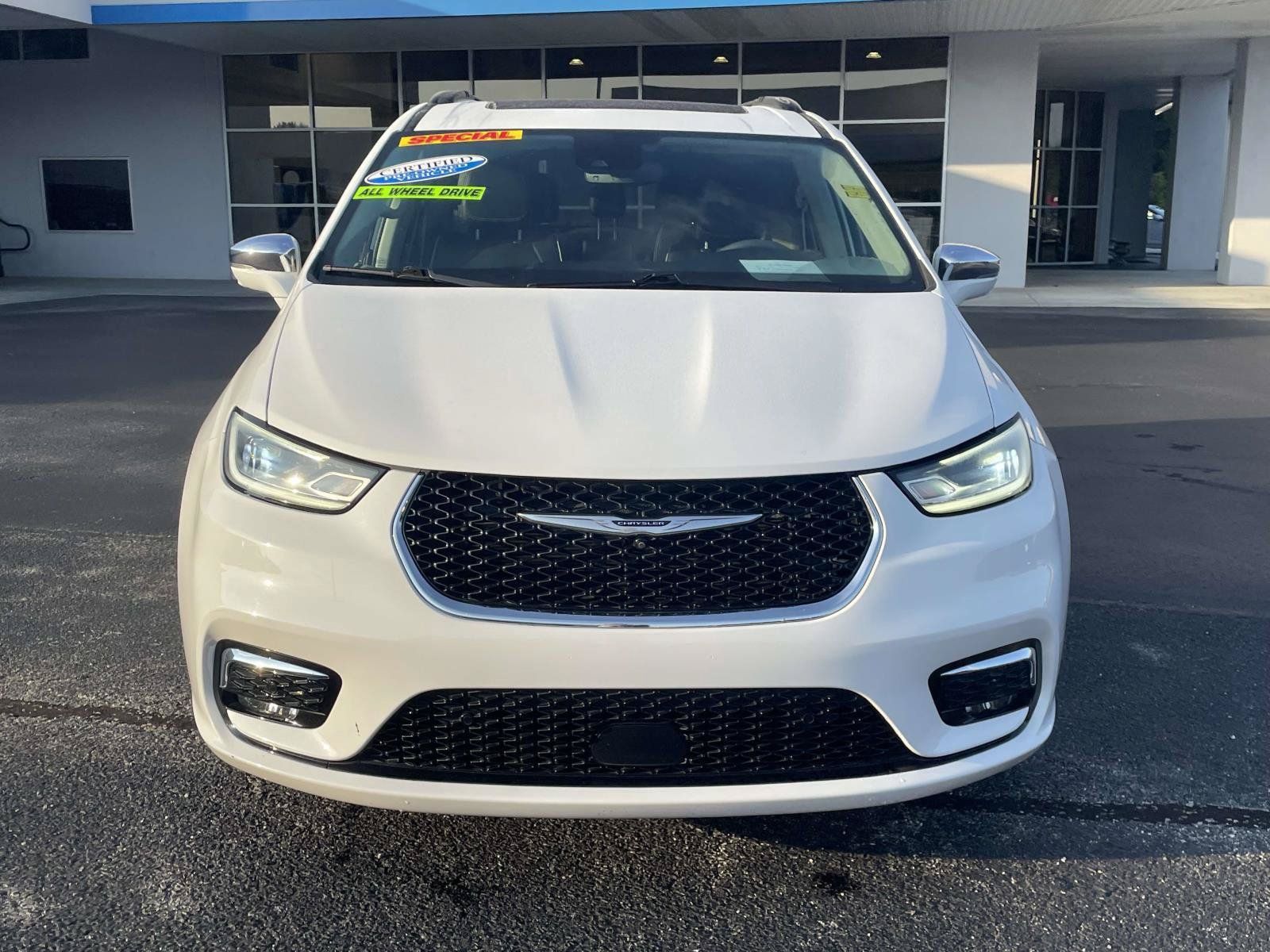 Certified 2022 Chrysler Pacifica Limited AWD/4WD image 12