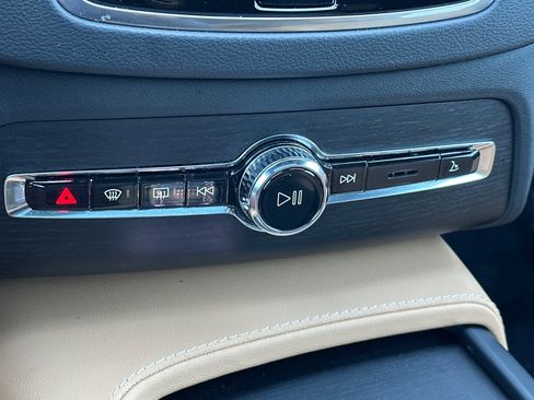 Certified 2023 Volvo XC90 T8 Ultimate w/ Lounge Package image 25