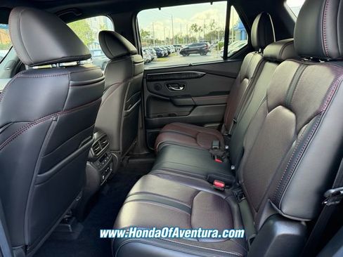 Certified 2025 Honda Pilot Black Edition image 8