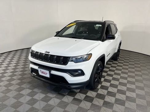 Used 2023 Jeep Compass Latitude w/ Convenience Group AWD/4WD image 3