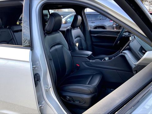 Certified 2024 Jeep Grand Cherokee Limited w/ Black Appearance Package image 7