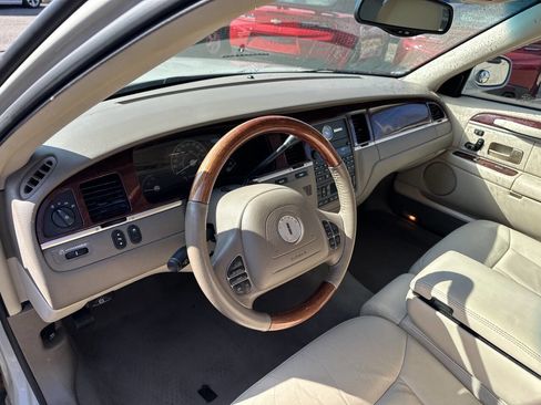Used 2004 Lincoln Town Car Ultimate image 16