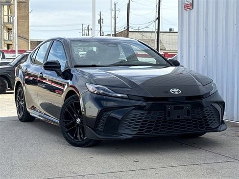 Used 2025 Toyota Camry SE image 2