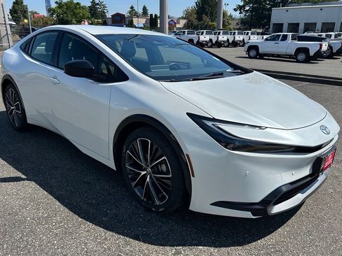 Certified 2024 Toyota Prius XLE FWD image 3