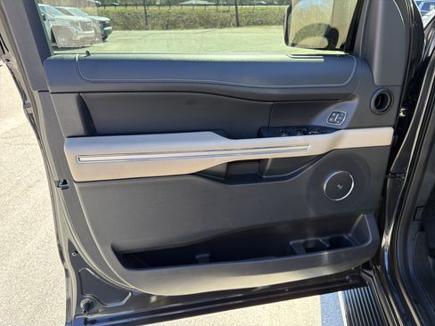 Used 2022 Ford Expedition Limited image 12