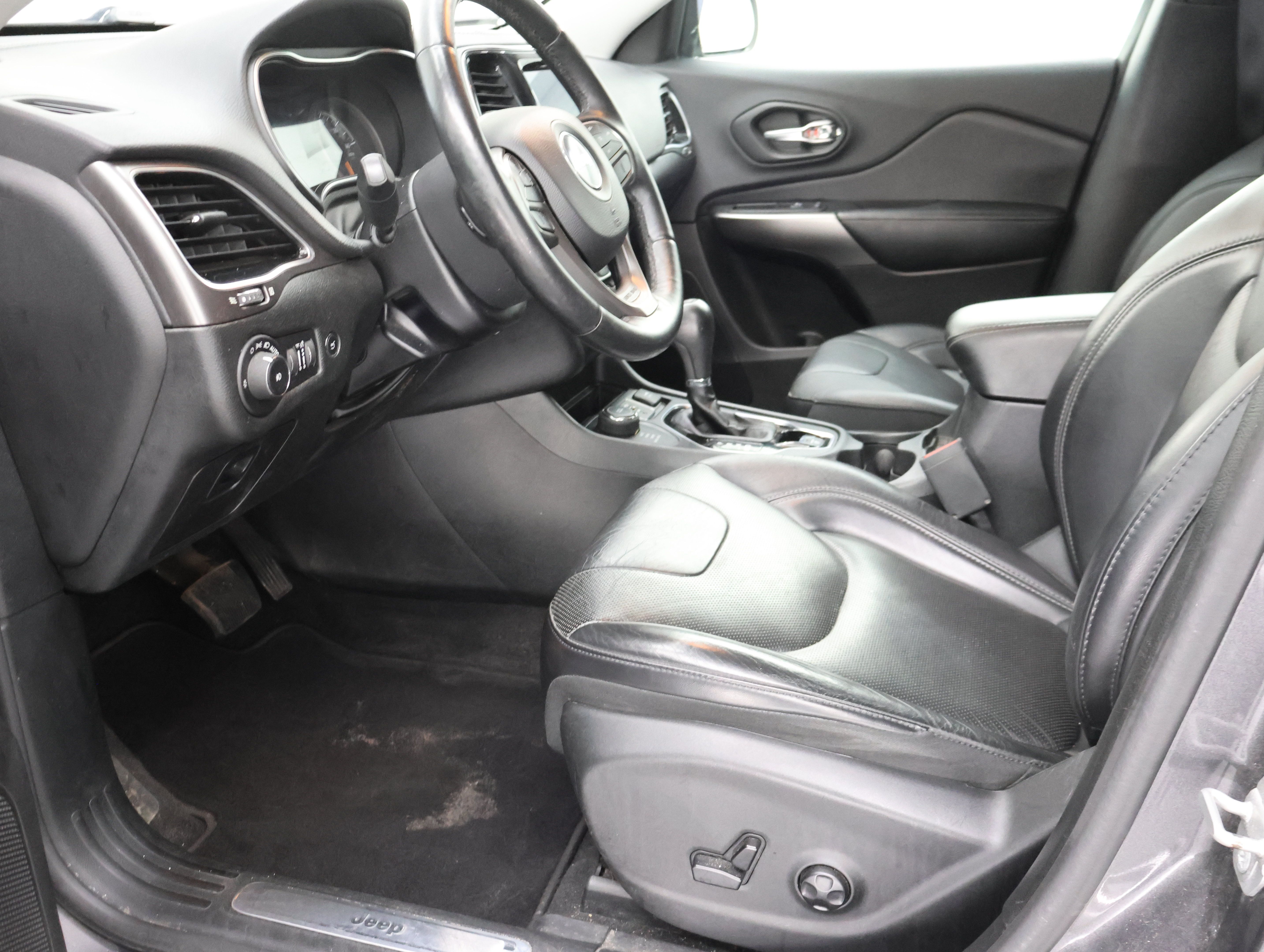 Used 2019 Jeep Cherokee Limited w/ Trailer Tow Group AWD/4WD image 8