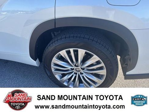 Used 2022 Toyota Highlander Platinum image 12