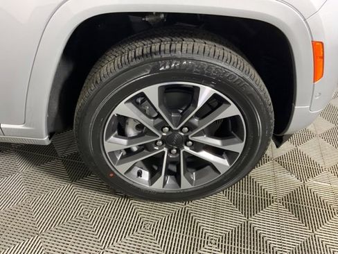 Used 2024 Jeep Grand Cherokee Overland w/ Luxury Tech Group IV image 48