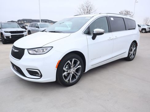 New 2026 Chrysler Pacifica Pinnacle FWD image 11