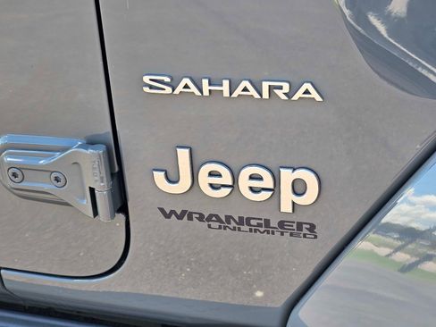 Used 2020 Jeep Wrangler Unlimited Sahara w/ LED Lighting Group AWD/4WD image 7