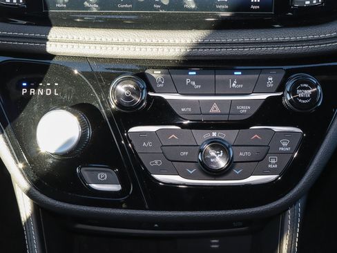 New 2026 Chrysler Pacifica Limited w/ Uconnect Theater Family Group image 26