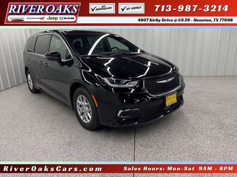 New 2026 Chrysler Pacifica Select image 1