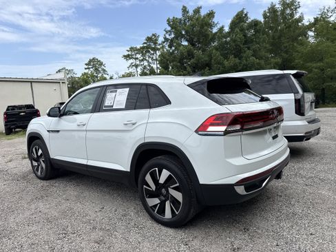 Used 2024 Volkswagen Atlas Cross Sport SE FWD image 2
