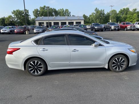 Used 2017 Nissan Altima 2.5 SV FWD image 2